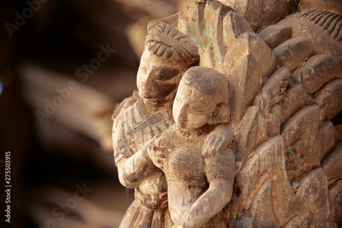 Holzschnitzerei an einem Tempel in Kathmandu, Nepal, Asien. Ein Liebespaar, der glückliche Mann umarmt seine Geliebte Frau und fasst ihr unverholen an die linke nackte Brust. Handarbeit, Handwerk  photo
