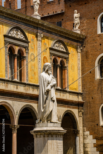 Monument of poet Dante Alig...