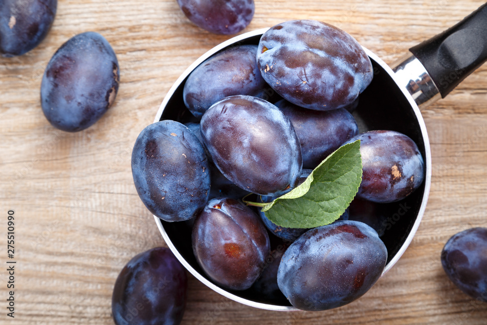 Fototapeta premium ripe plum top view