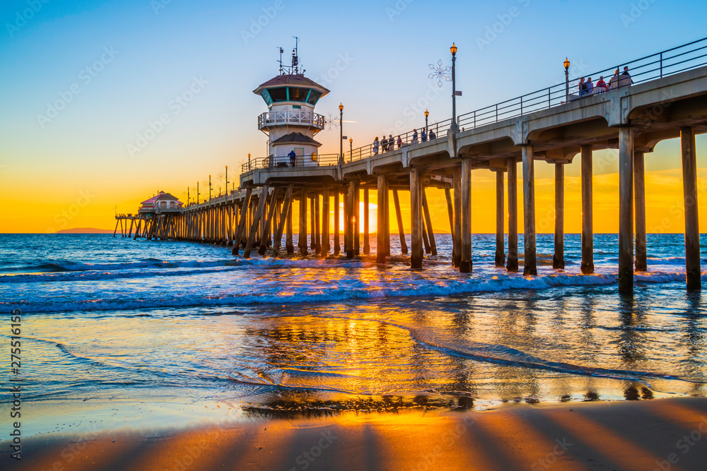 Fototapeta premium Molo w Huntington Beach o zachodzie słońca