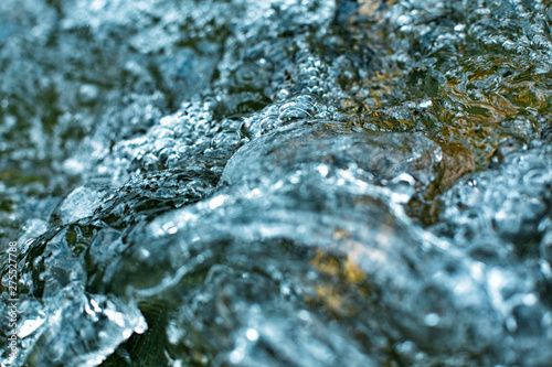 Valokuva river boiling water with bubbles close, water in the nature