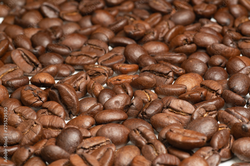 Naklejka premium Roasted coffee beans on a white background