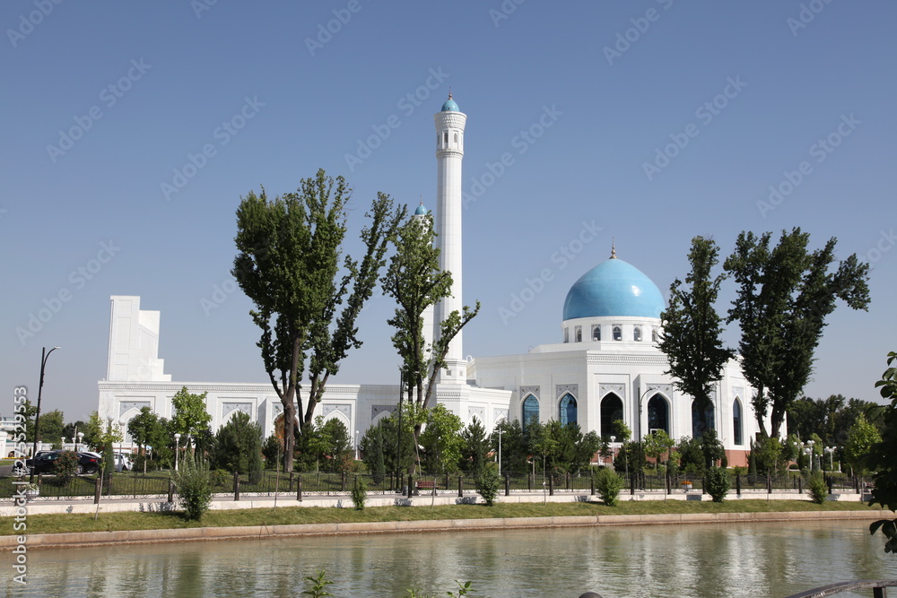 Fototapeta premium White mosque in Tashkent Uzbekistan