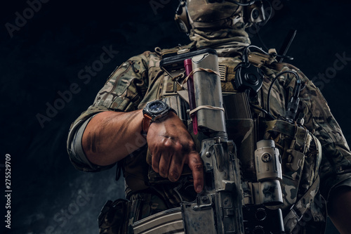 Fotografering Closeup photo shoot of man's hand holding machine gun