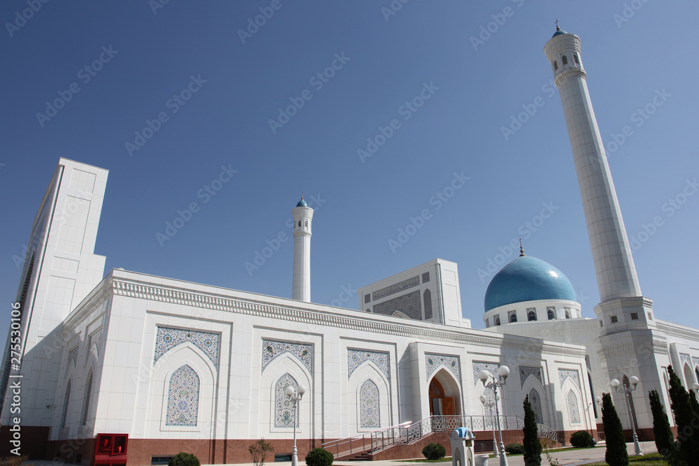 Fototapeta premium White mosque in Tashkent Uzbekistan