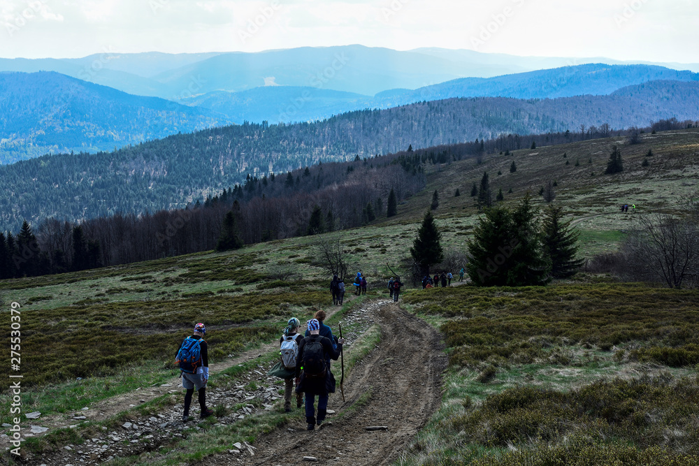 Turyści na szlaku; góry Beskidy