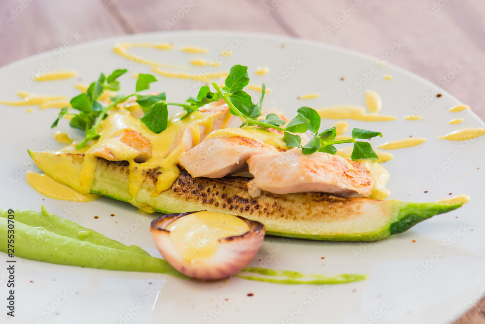 Chicken breasts with zucchini, onion and pistachio pasta