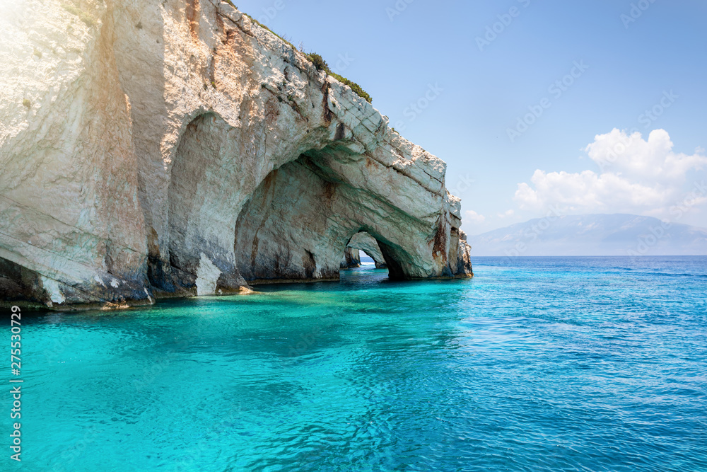 Die berühmten blauen Höhlen von Zakynthos mit smaragd grünem Meer und weißen Felsen, Ionische Inseln , Griechenland