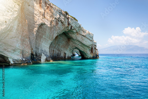 Die berühmten blauen Höhlen von Zakynthos mit smaragd grünem Meer und weißen Felsen, Ionische Inseln , Griechenland