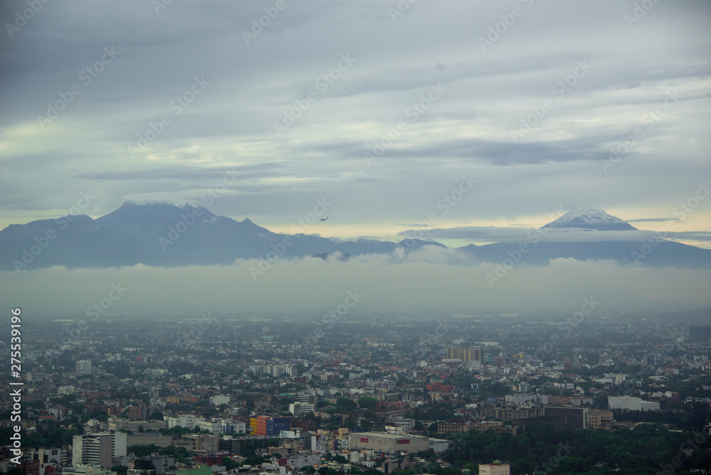 Ciudad de México Nublada ( Popocatépetl e Iztaccíhuatl)
