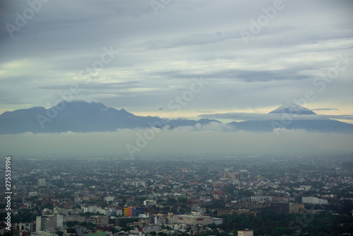 Ciudad de México Nublada ( Popocatépetl e Iztaccíhuatl)