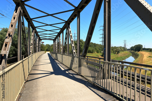 Neue Nutzung einer alten Eisenbahnbrücke, Bahntrassenradeln