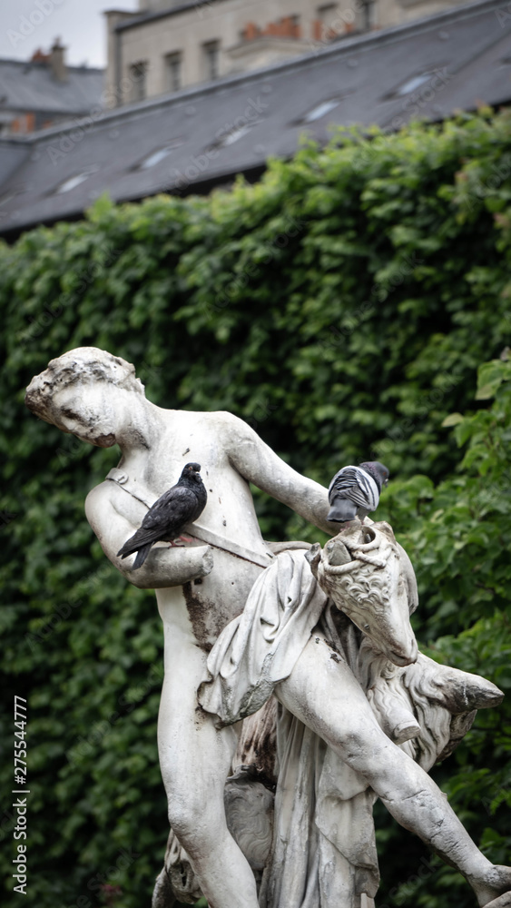 Sculpture with birds in Paris