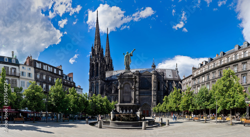 vue panoramique de la cathédrale de Clermont-Ferrand et de la place de La Victoire en Auvergne, France