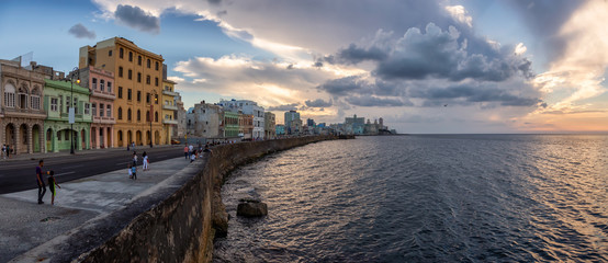Keuken achterwand Havana Dramatische zonsondergang boven oud Havana  © edb3_16