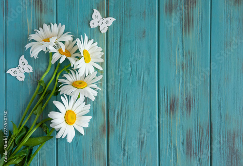 Frame for text with daisies. Daisies on a light wooden background. Design basis for greeting card. Floral banner, background. View from above © Amarievikka