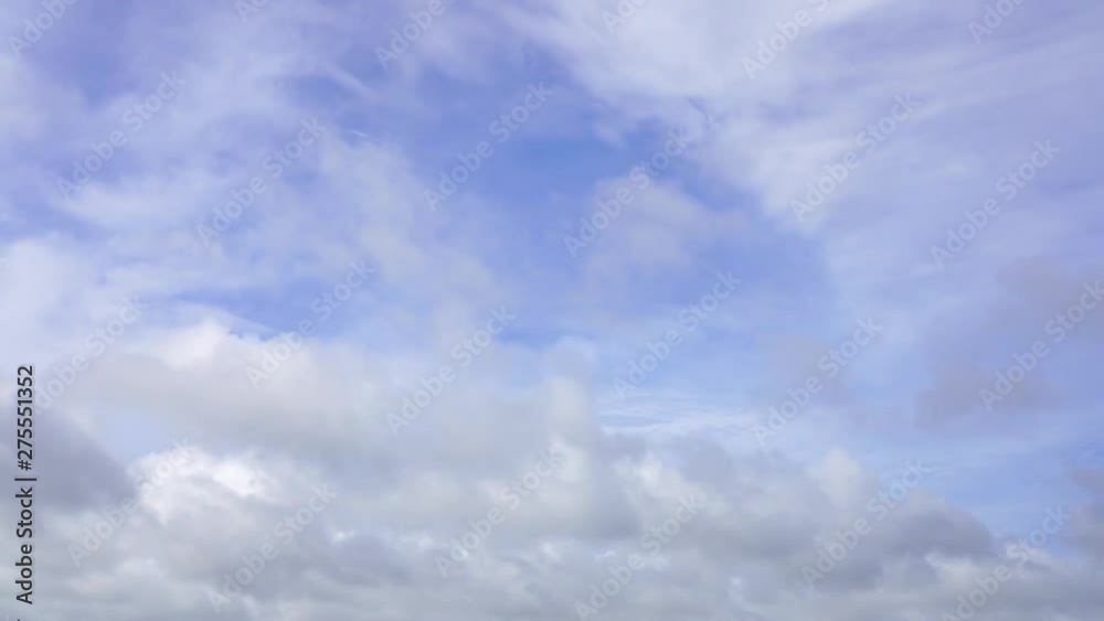 沖縄上空の青い空と流れる雲 沖縄上空の青い空と流れる雲