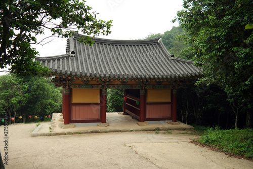 Baengnyeonsa Buddhist Temple, South Korea © syston