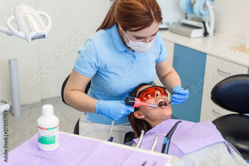 Billede på lærred Dentist working with patient in modern clinic