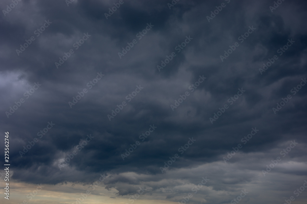 The black cloud comes drove the thunder and lightning The black cloud comes drove the thunder and lightning
