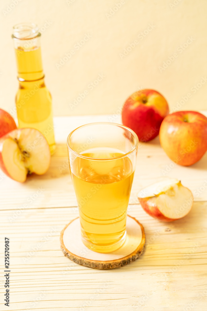 Fototapeta premium Apple juice with red apples fruits