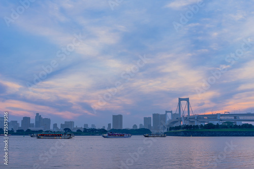 お台場 夕空と沖に浮かぶ屋形船