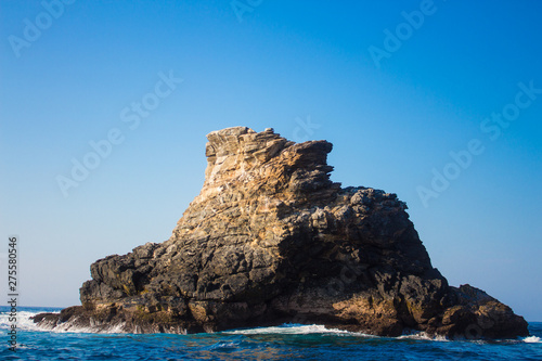 Roca en medio del mar en Oaxaca México