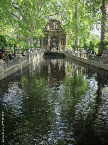 la fontaine de Médicis dans le jardin du Luxembourg à Paris