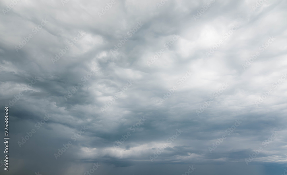 beau ciel gris et orageux