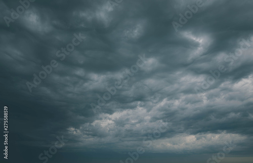 Fototapeta Naklejka Na Ścianę i Meble -  beau ciel gris et orageux