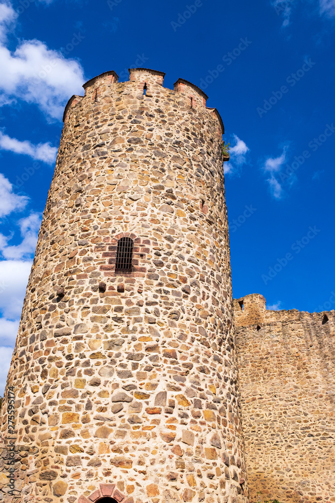 Der Turm der Burgruine von Kaysersberg/Frankreich im Elsass