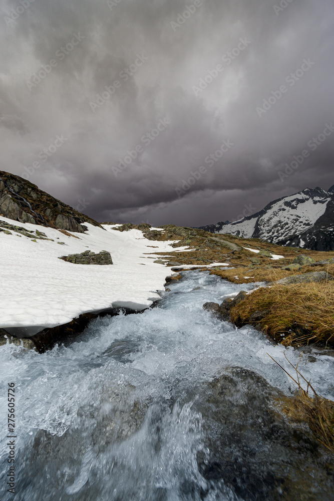 Schneeschmelze in den Zillertaler Alpen, Tirol