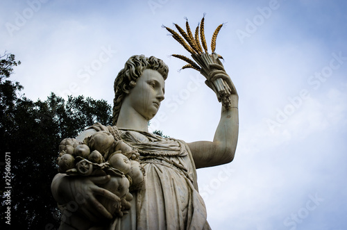 Una statua del Giardino di Boboli a Firenze in una giornata invernaole photo