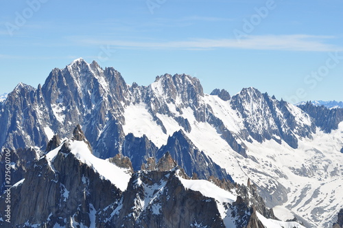 crêtes de haute montagne avec neige et roche grise