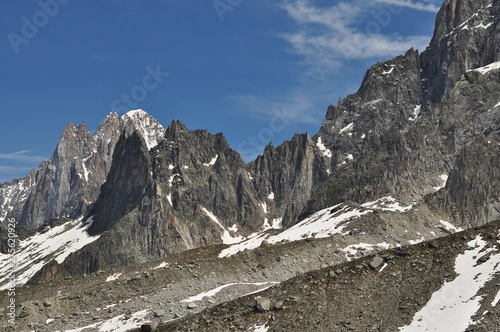 crêtes de haute montagne avec neige et roche grise