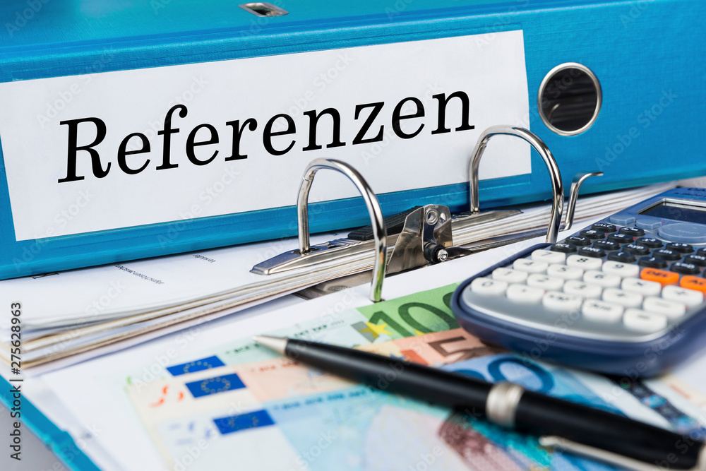 Naklejka premium Aktenordner auf Schreibtisch mit Beschriftung