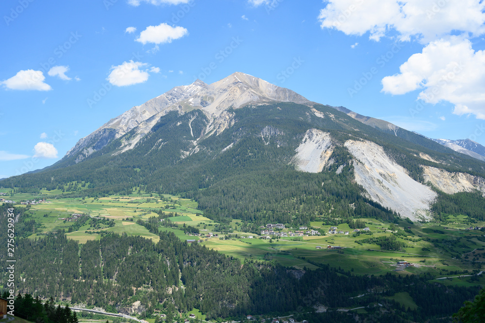 Berggipfel aus der Sicht von Mons, Graubünden, Schweiz