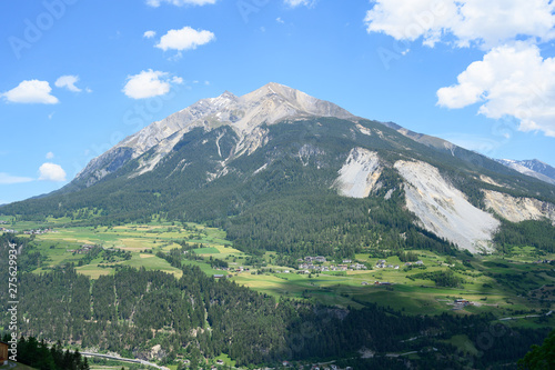 Berggipfel aus der Sicht von Mons, Graubünden, Schweiz © tauav