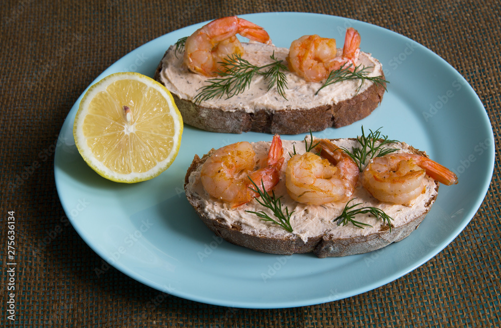 Sandwich with cottage cheese and shrimp, lemon