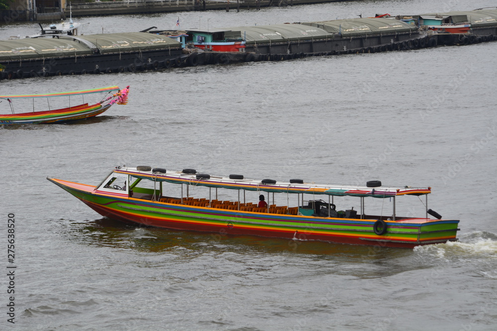 Obraz premium Express boat ride along the Chao Phraya River Between Nonthaburi and Bangkok Used to travel to work in the city with this boat
