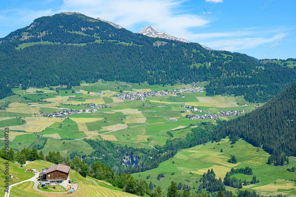 Landschaft aus der Sicht von Stürvis, Graubünden, Schweiz