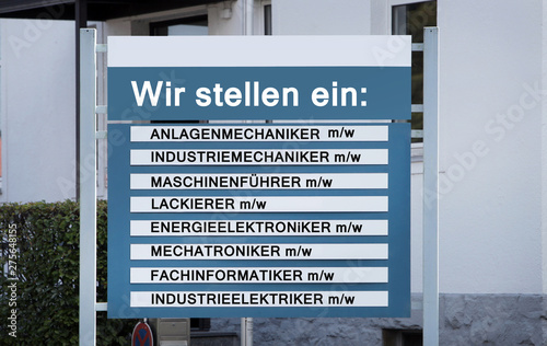 Fotografía Schild an einem Industrieunternehmen Wir stellen ein