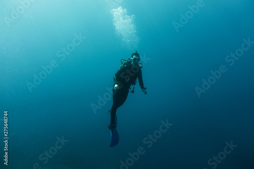 Foto Scuba divers swimming under water
