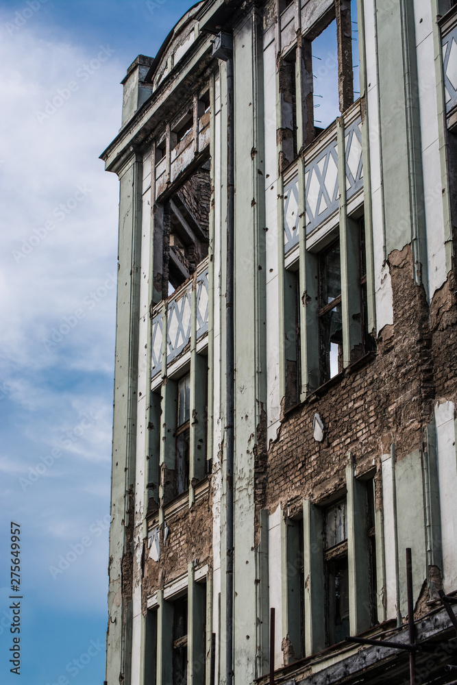 Obraz premium BuildiBuilding with a lot of shotsng with a lot of shots