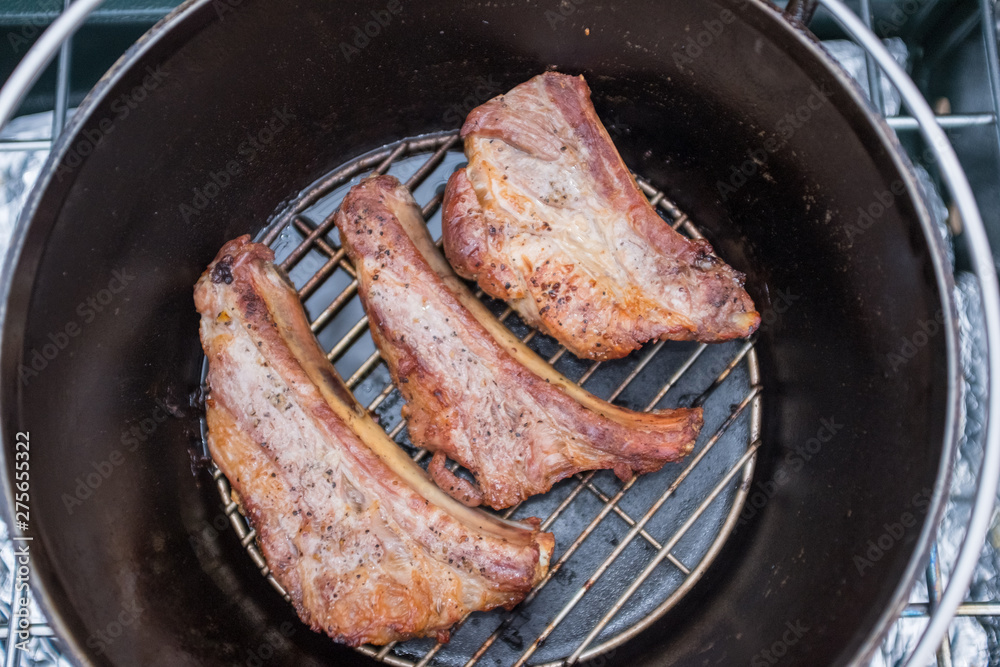 キャンプ料理　スぺリブのダッヂオーブン焼き