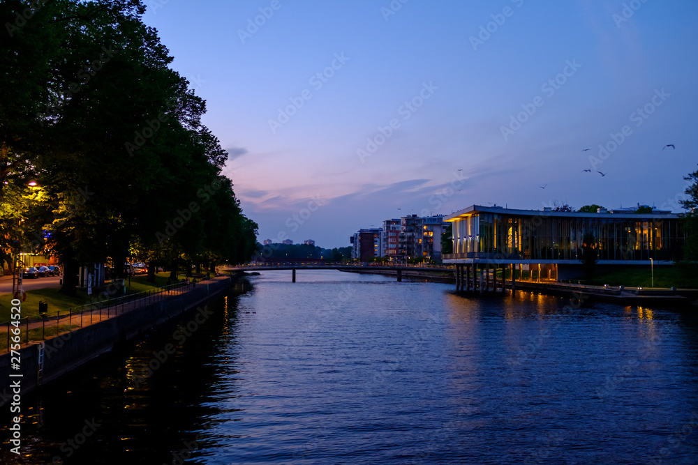 スウェーデン　ハルムスタード　夜10時（薄暮）　ニッサン川沿いの街並みと図書　2019/5/24撮影