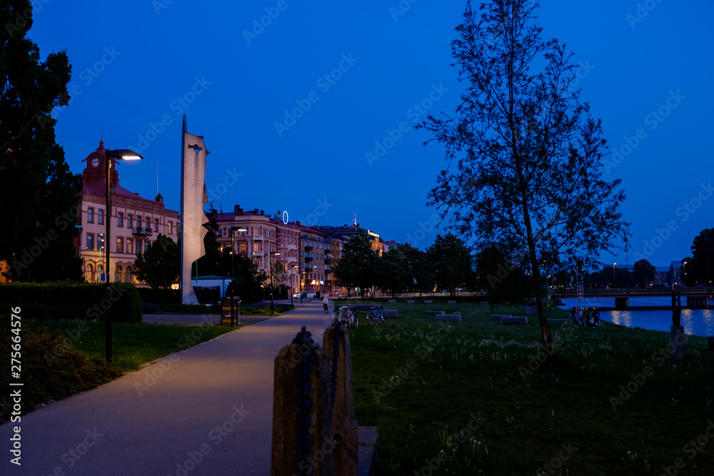 Naklejka premium スウェーデン ハルムスタード 夜10時（薄暮） 公園と街並み 2019/5/24撮影