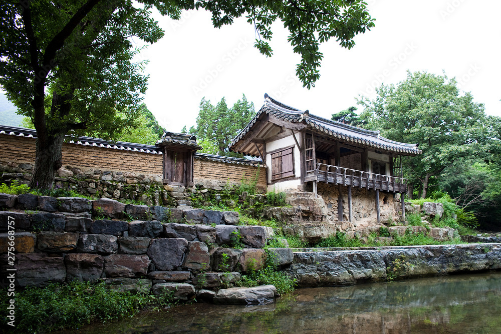 Dokrakdang is a house of Joseon Dynasty.