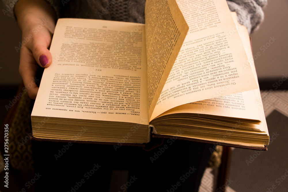 Obraz premium hand of a woman on old book