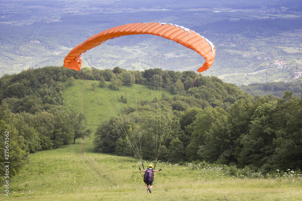 Paraglider taking off from the edge of the mountain - obrazy, fototapety, plakaty 